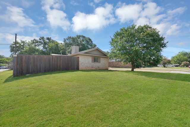 509 Henslee Drive, Euless, TX 76040