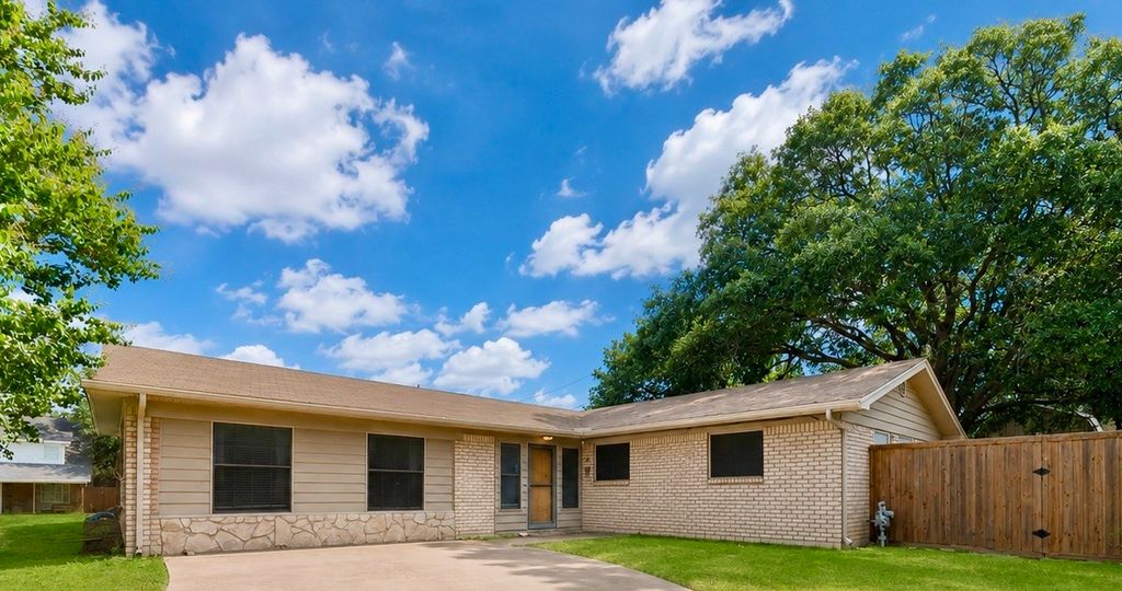 509 Henslee Drive, Euless, TX 76040