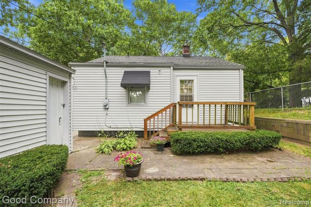 137 W Longfellow Avenue, Pontiac, MI 48340