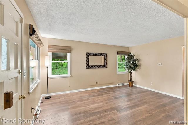 137 W Longfellow Avenue, Pontiac, MI 48340