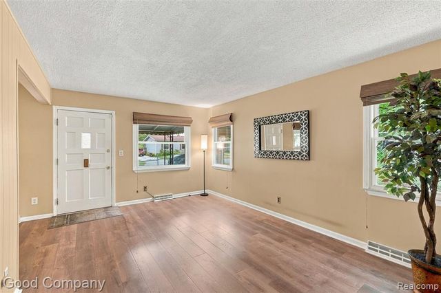 137 W Longfellow Avenue, Pontiac, MI 48340