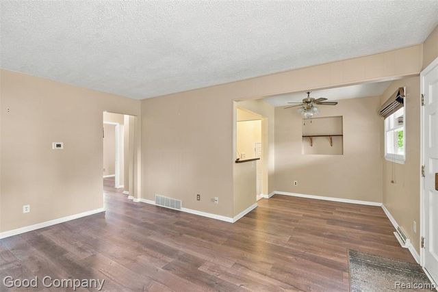 137 W Longfellow Avenue, Pontiac, MI 48340