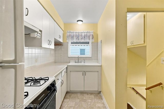 137 W Longfellow Avenue, Pontiac, MI 48340