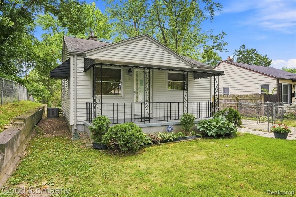 137 W Longfellow Avenue, Pontiac, MI 48340