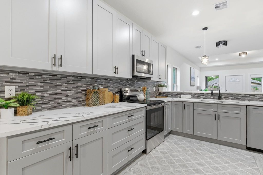 1105 W Lyle Street, Cleveland, TX 77327