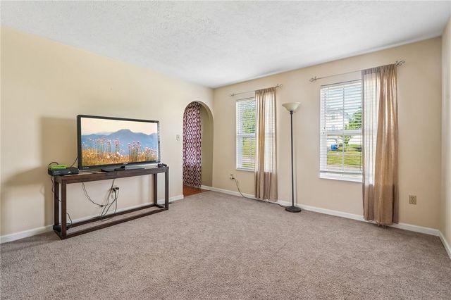 28 Giant Oak Dr, Economy, PA 15005