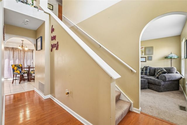 28 Giant Oak Dr, Economy, PA 15005
