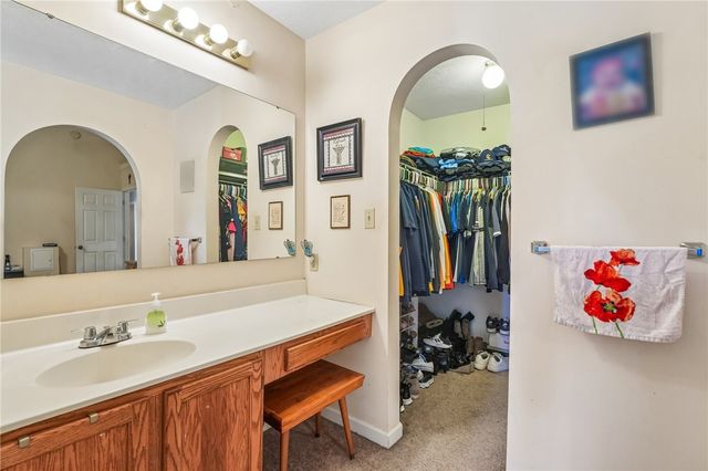 28 Giant Oak Dr, Economy, PA 15005