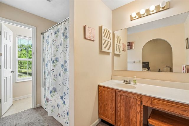 28 Giant Oak Dr, Economy, PA 15005