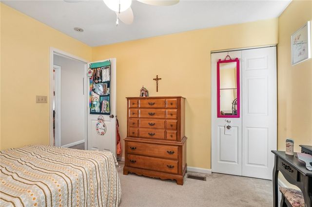 28 Giant Oak Dr, Economy, PA 15005