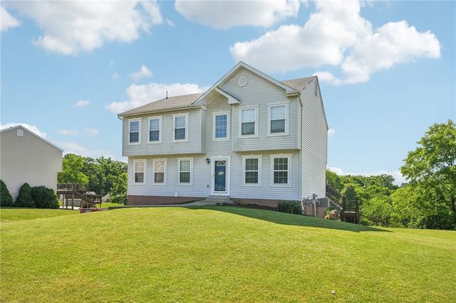 28 Giant Oak Dr, Economy, PA 15005