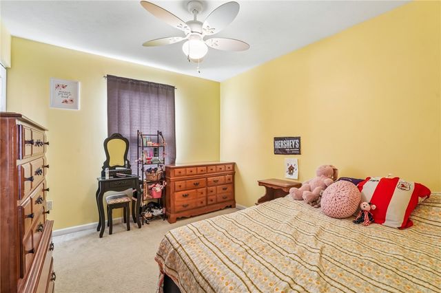 28 Giant Oak Dr, Economy, PA 15005