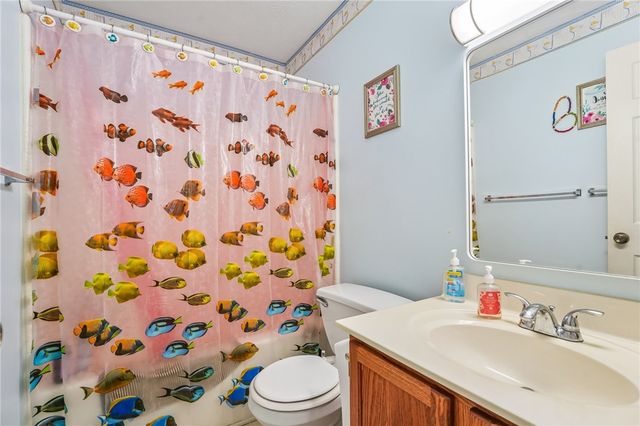 28 Giant Oak Dr, Economy, PA 15005