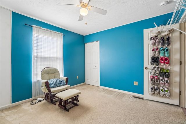 28 Giant Oak Dr, Economy, PA 15005