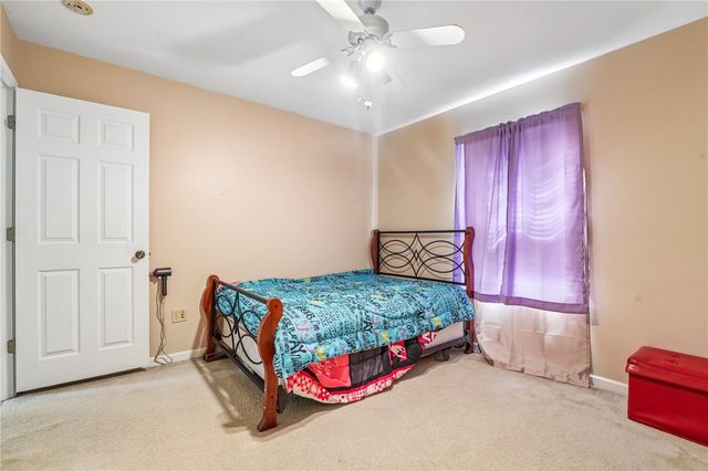 28 Giant Oak Dr, Economy, PA 15005