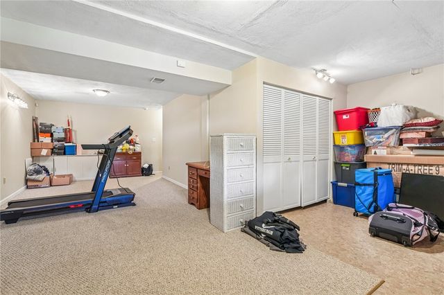 28 Giant Oak Dr, Economy, PA 15005