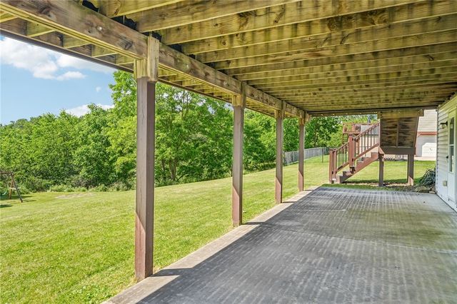 28 Giant Oak Dr, Economy, PA 15005