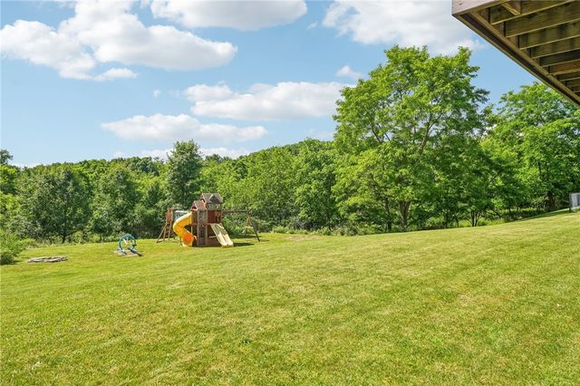 28 Giant Oak Dr, Economy, PA 15005