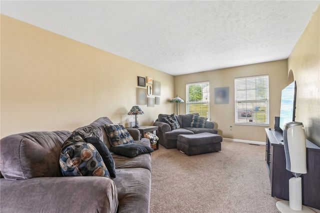 28 Giant Oak Dr, Economy, PA 15005