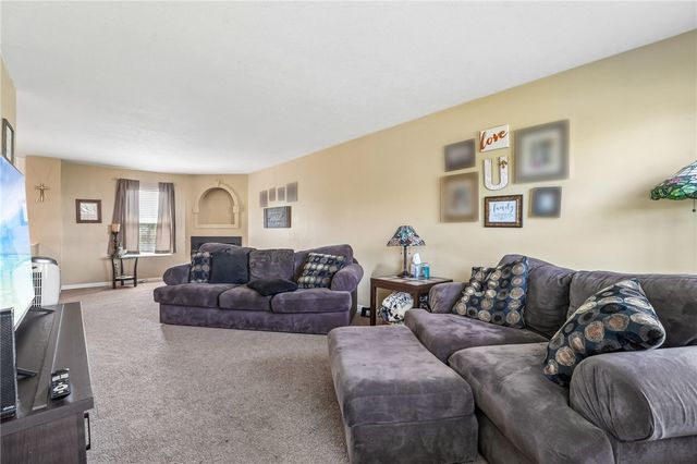 28 Giant Oak Dr, Economy, PA 15005