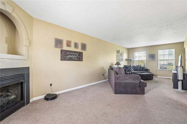 28 Giant Oak Dr, Economy, PA 15005