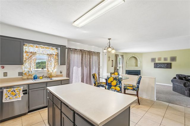 28 Giant Oak Dr, Economy, PA 15005