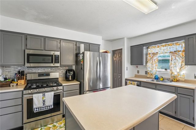 28 Giant Oak Dr, Economy, PA 15005