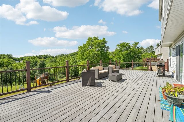 28 Giant Oak Dr, Economy, PA 15005