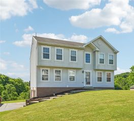 28 Giant Oak Dr, Economy, PA 15005