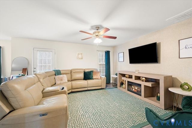 4307 Twisted Oak Dr, Colonial Heights, VA 23834