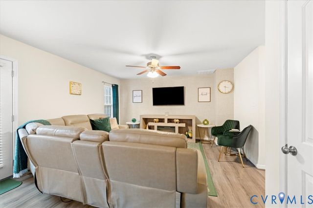 4307 Twisted Oak Dr, Colonial Heights, VA 23834