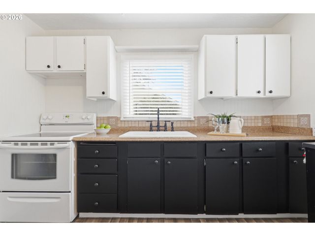 7930 Se OVERLAND St, Milwaukie, OR 97222