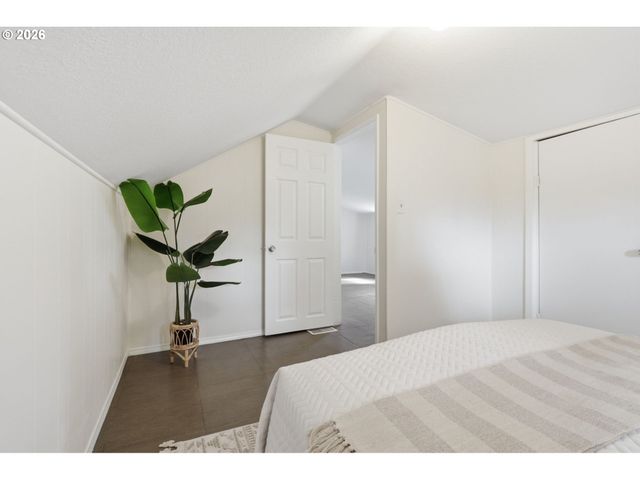 7930 Se OVERLAND St, Milwaukie, OR 97222