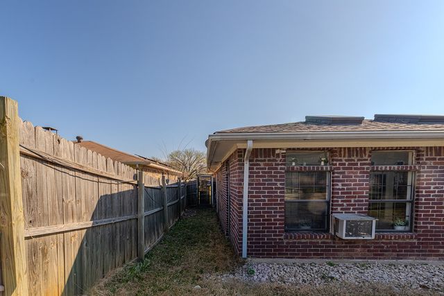 2721 W Oakdale Road, Irving, TX 75060