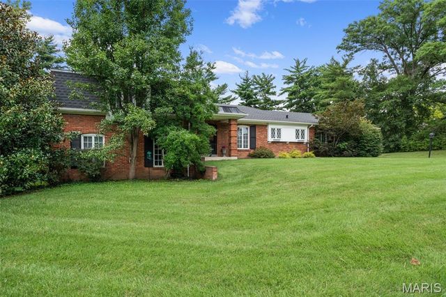 11631 Fallbrook Drive, Town And Country, MO 63131