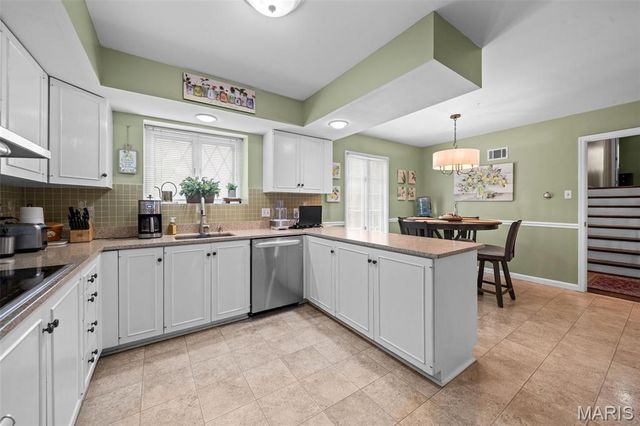 11631 Fallbrook Drive, Town And Country, MO 63131