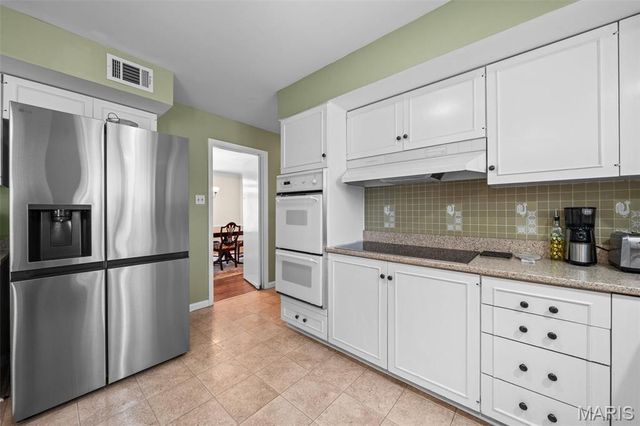 11631 Fallbrook Drive, Town And Country, MO 63131