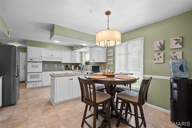 11631 Fallbrook Drive, Town And Country, MO 63131