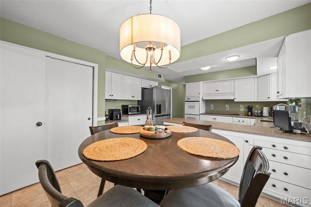 11631 Fallbrook Drive, Town And Country, MO 63131