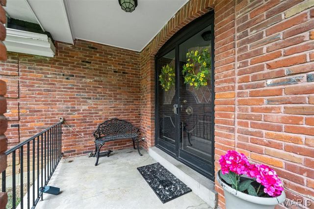 11631 Fallbrook Drive, Town And Country, MO 63131