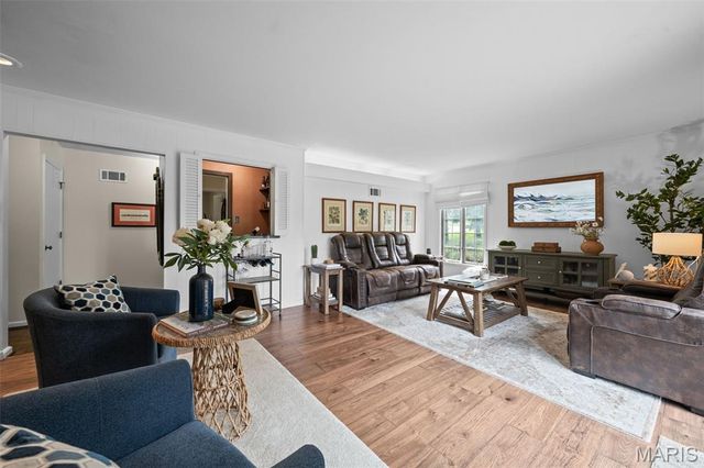 11631 Fallbrook Drive, Town And Country, MO 63131
