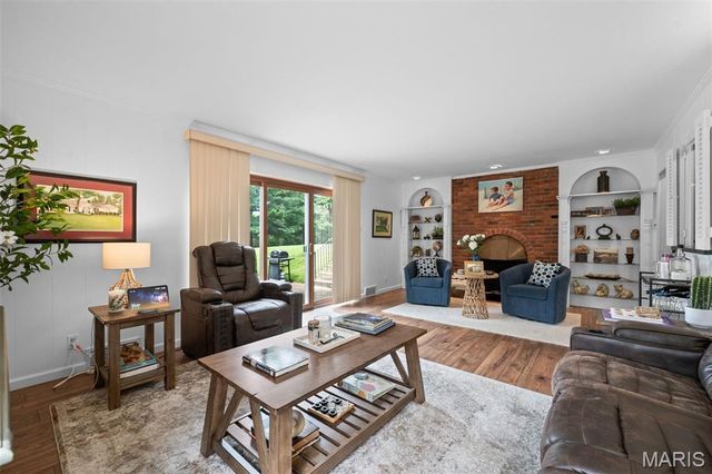 11631 Fallbrook Drive, Town And Country, MO 63131