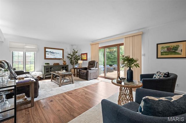 11631 Fallbrook Drive, Town And Country, MO 63131