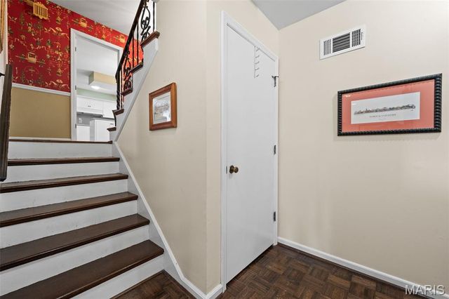 11631 Fallbrook Drive, Town And Country, MO 63131