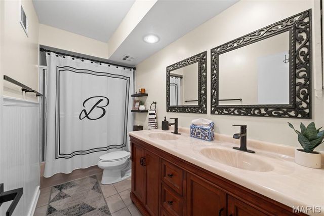 11631 Fallbrook Drive, Town And Country, MO 63131