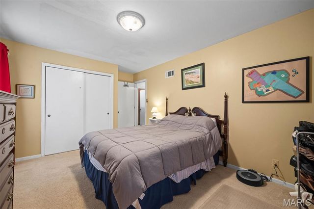 11631 Fallbrook Drive, Town And Country, MO 63131
