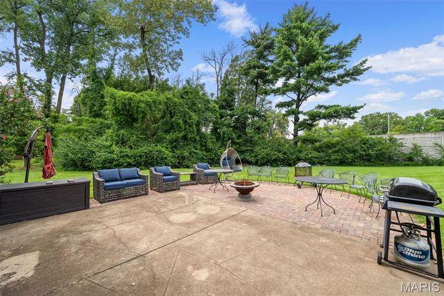 11631 Fallbrook Drive, Town And Country, MO 63131
