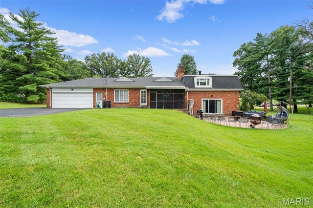 11631 Fallbrook Drive, Town And Country, MO 63131