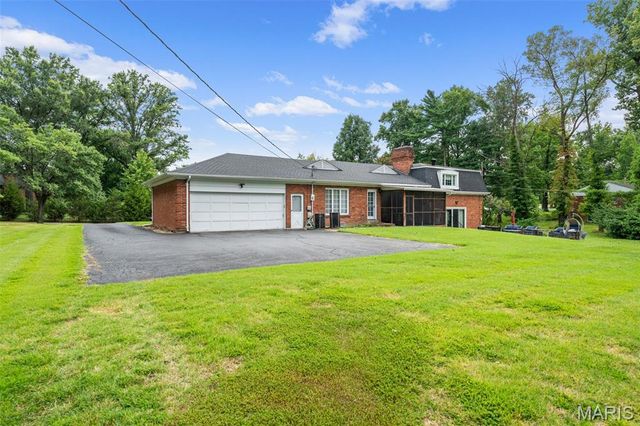 11631 Fallbrook Drive, Town And Country, MO 63131