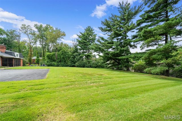11631 Fallbrook Drive, Town And Country, MO 63131
